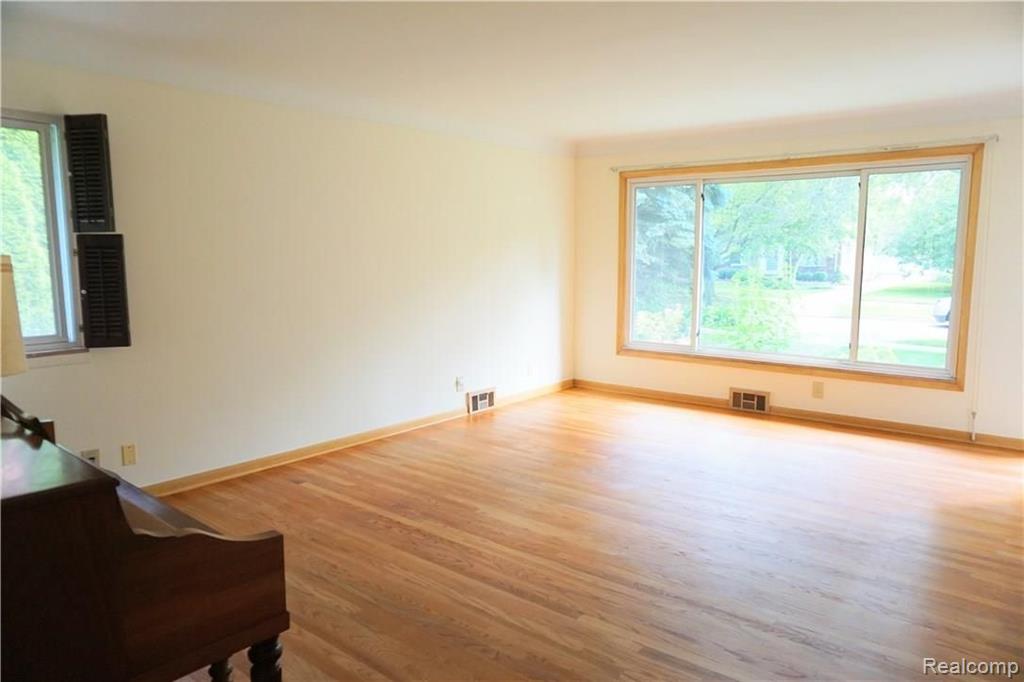 902 Hampton Road Grosse Pointe Woods, MI 48236 - Photo 12 of 47