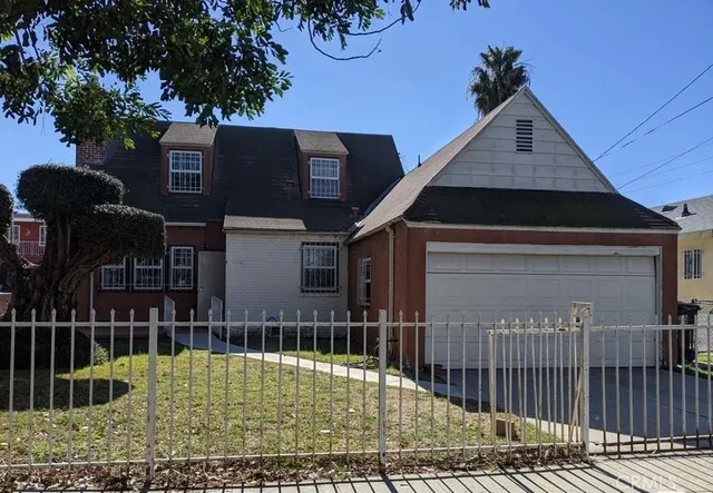 a view of a back yard