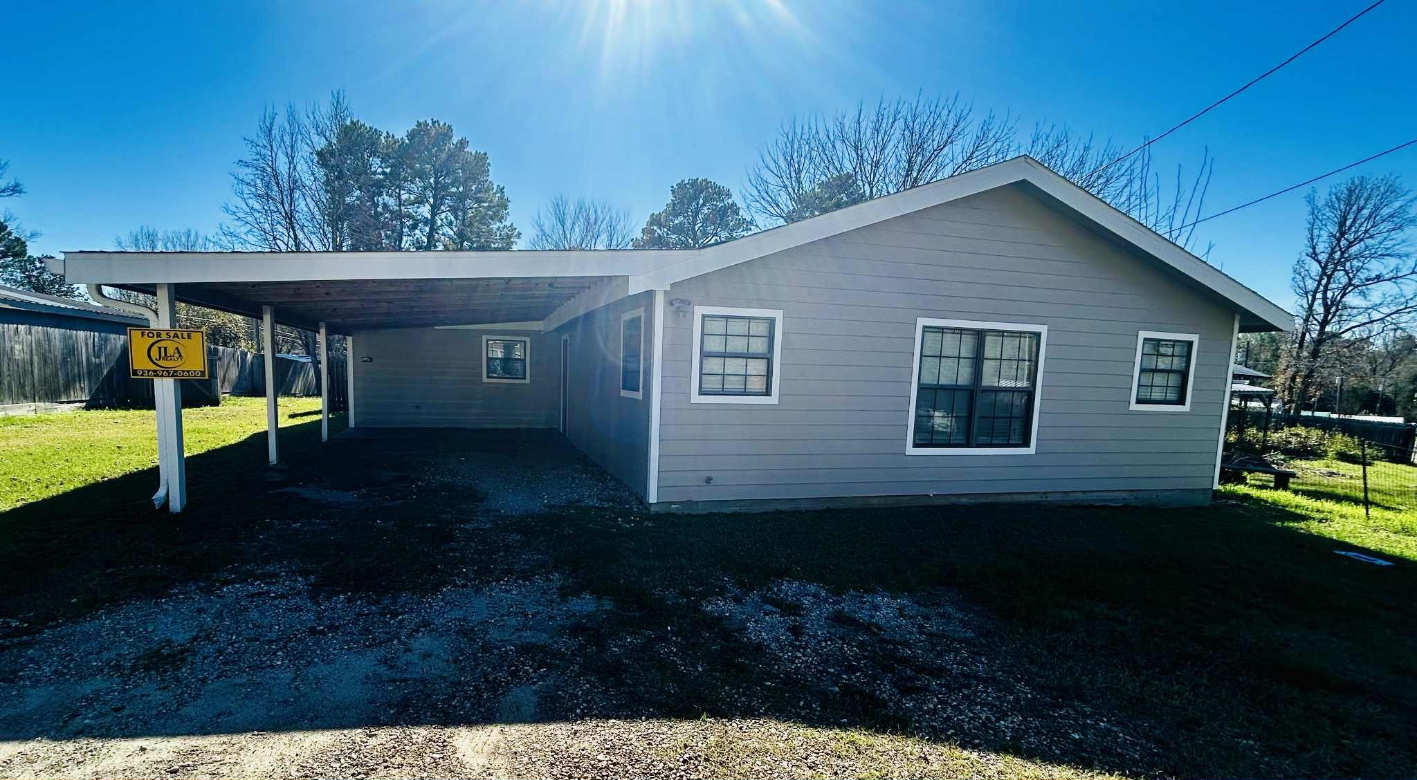 a view of a house with backyard and garden