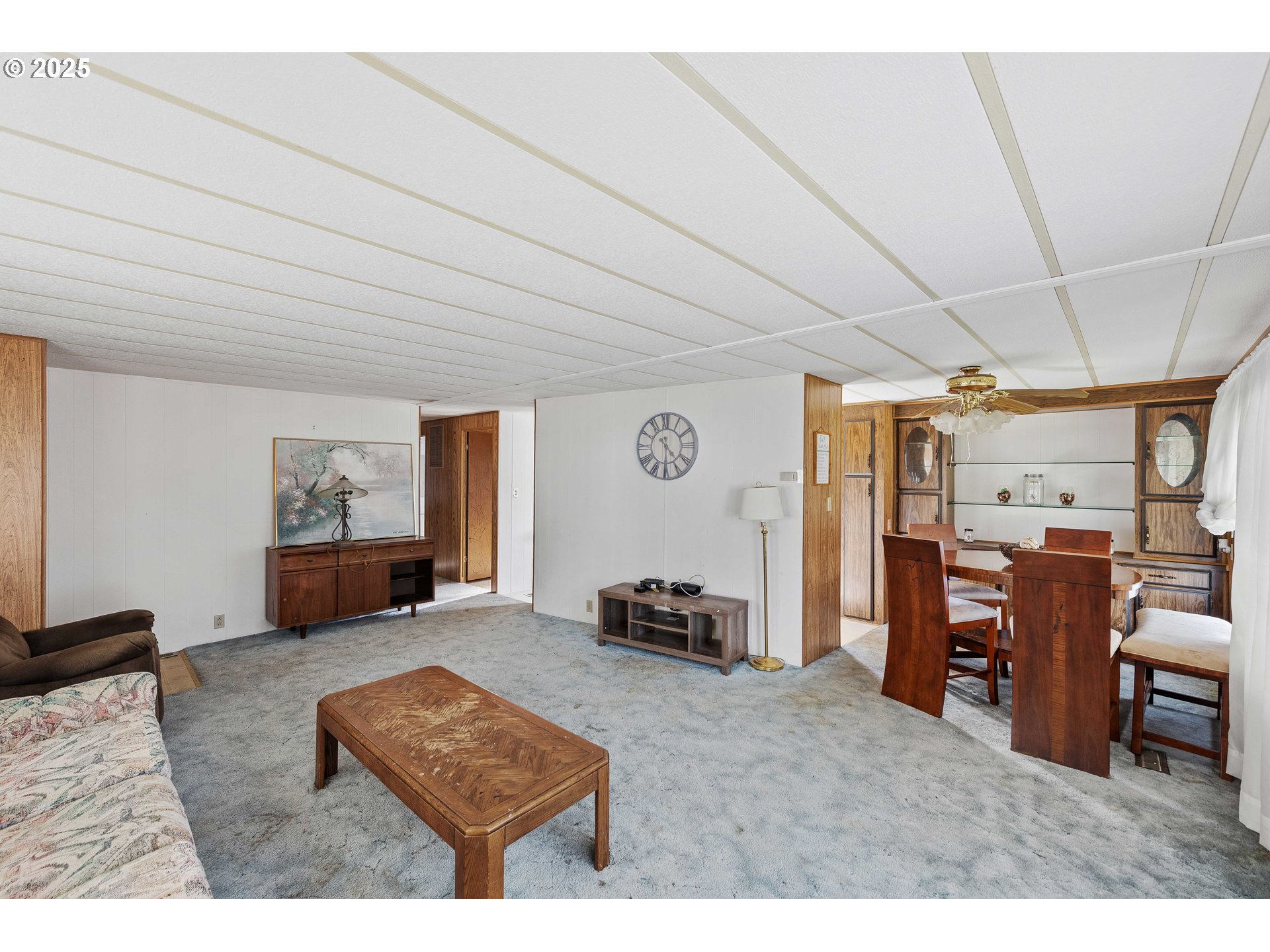 1413 Hawthorne Avenue, Unit 31 Reedsport, OR 97467 - Photo 3 of 16 a living room with furniture and a window