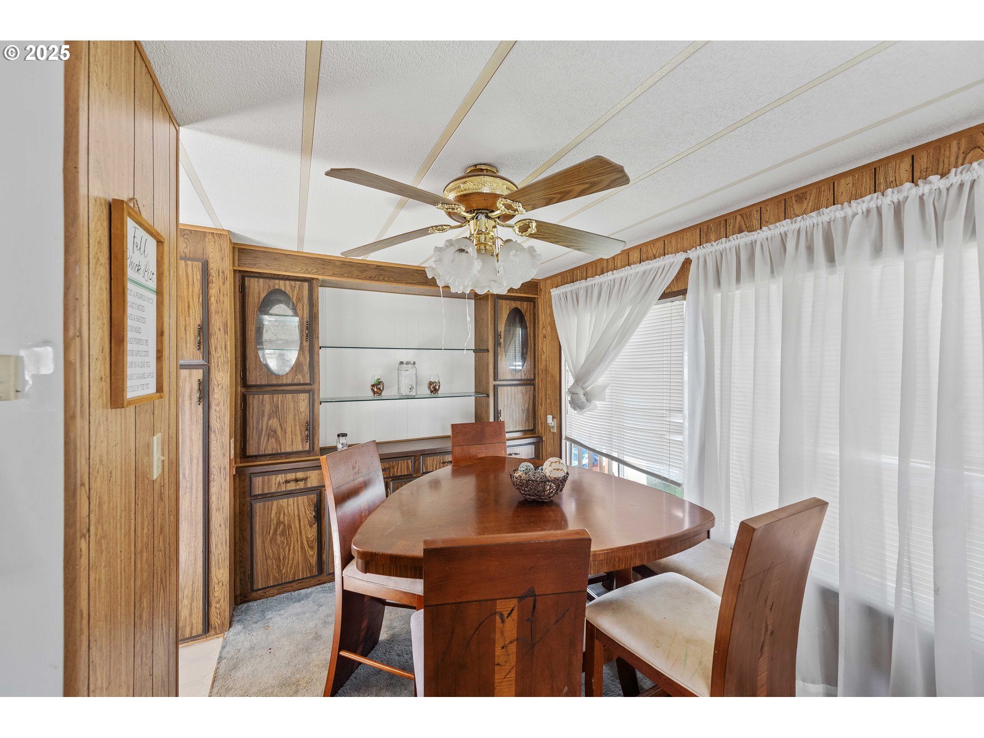 1413 Hawthorne Avenue, Unit 31 Reedsport, OR 97467 - Photo 4 of 16 a dining room with furniture and window