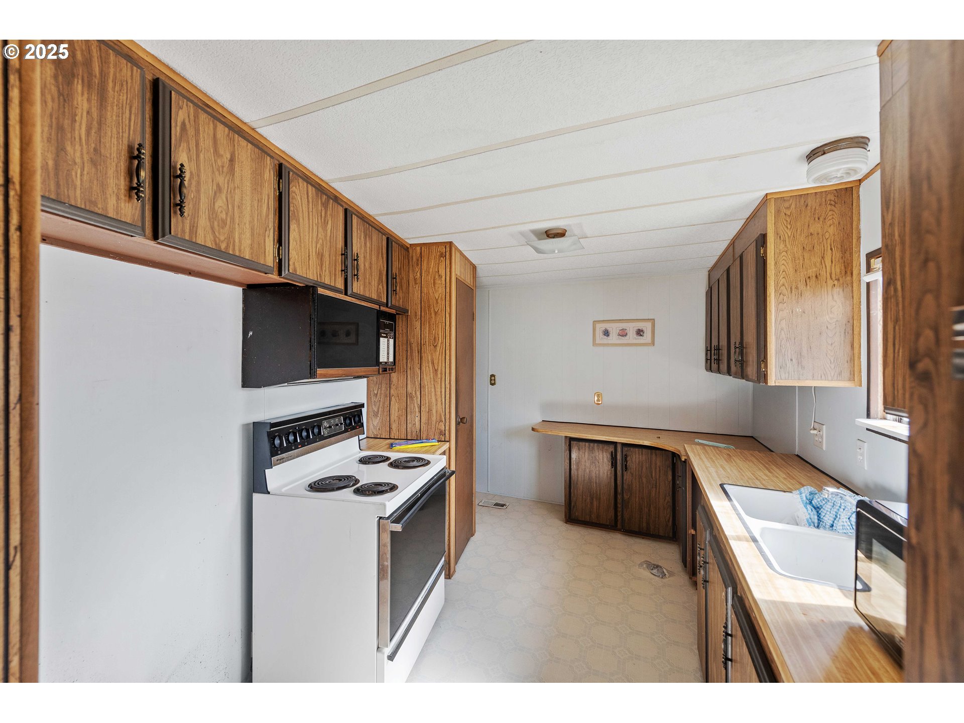 1413 Hawthorne Avenue, Unit 31 Reedsport, OR 97467 - Photo 5 of 16 a kitchen with stainless steel appliances granite countertop a sink stove and refrigerator