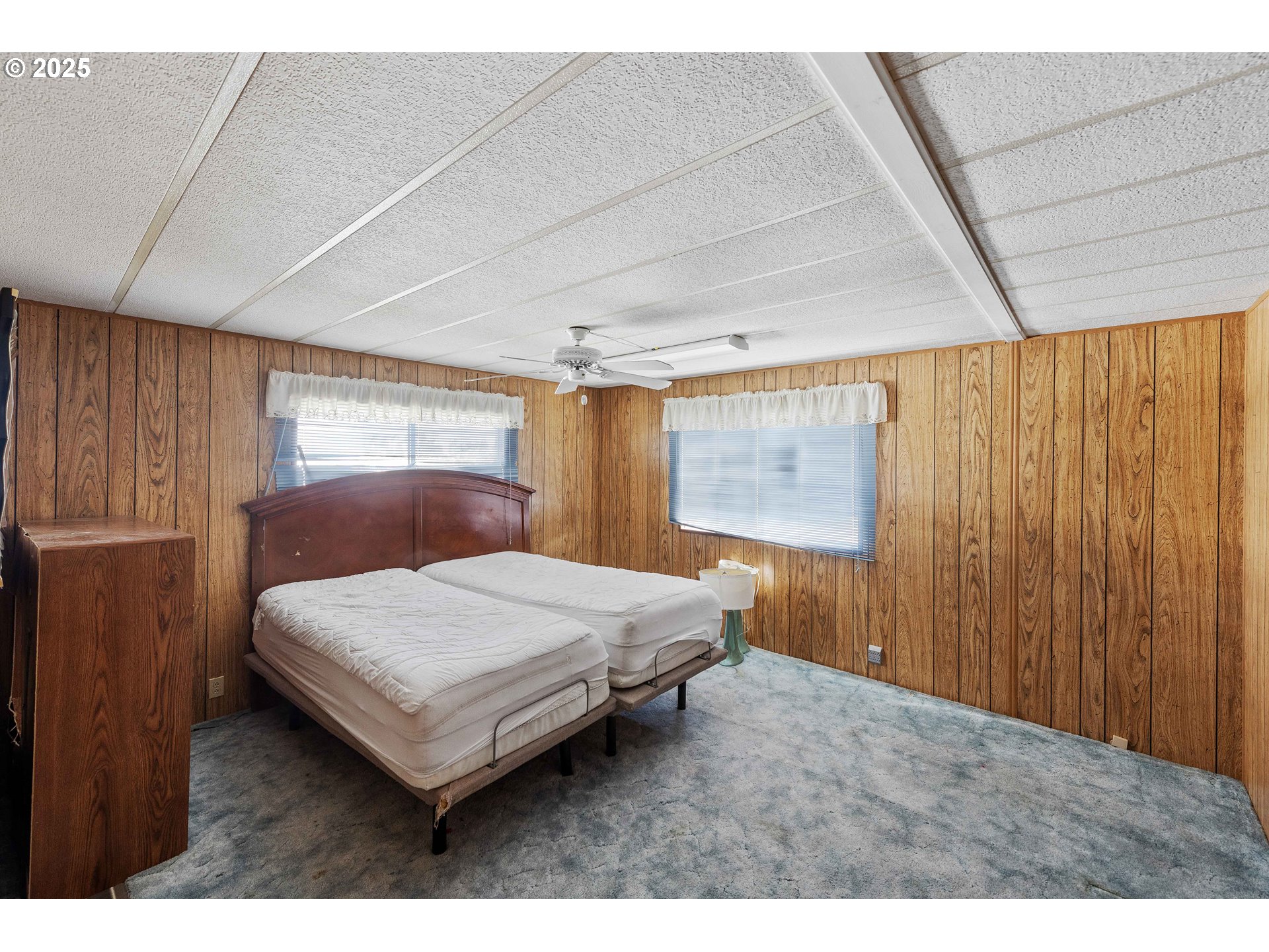 1413 Hawthorne Avenue, Unit 31 Reedsport, OR 97467 - Photo 8 of 16 a bedroom with a bed and a window