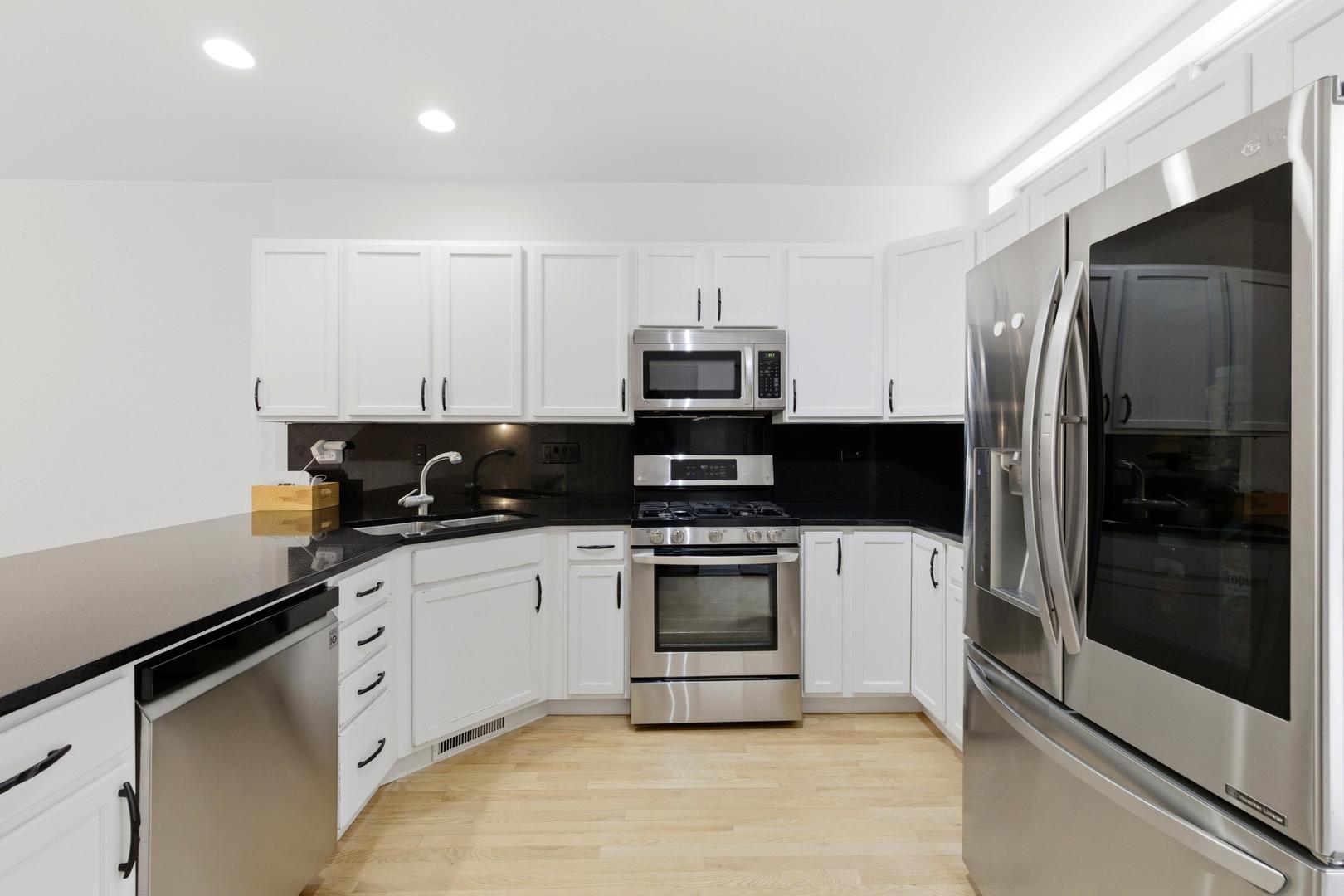 16 South Aberdeen Street Chicago, IL 60607 - Photo 12 of 37