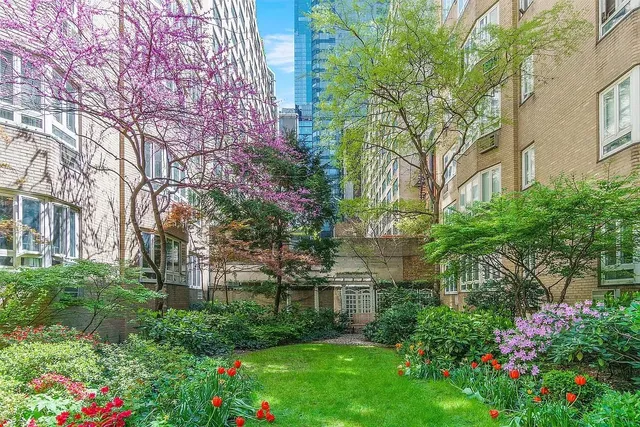 $575,000 | 333 West 57th Street, Unit 302 | Hell's Kitchen