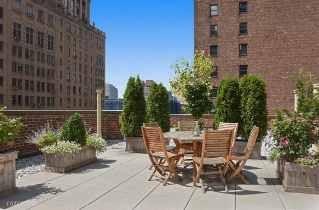 $575,000 | 333 West 57th Street, Unit 302 | Hell's Kitchen