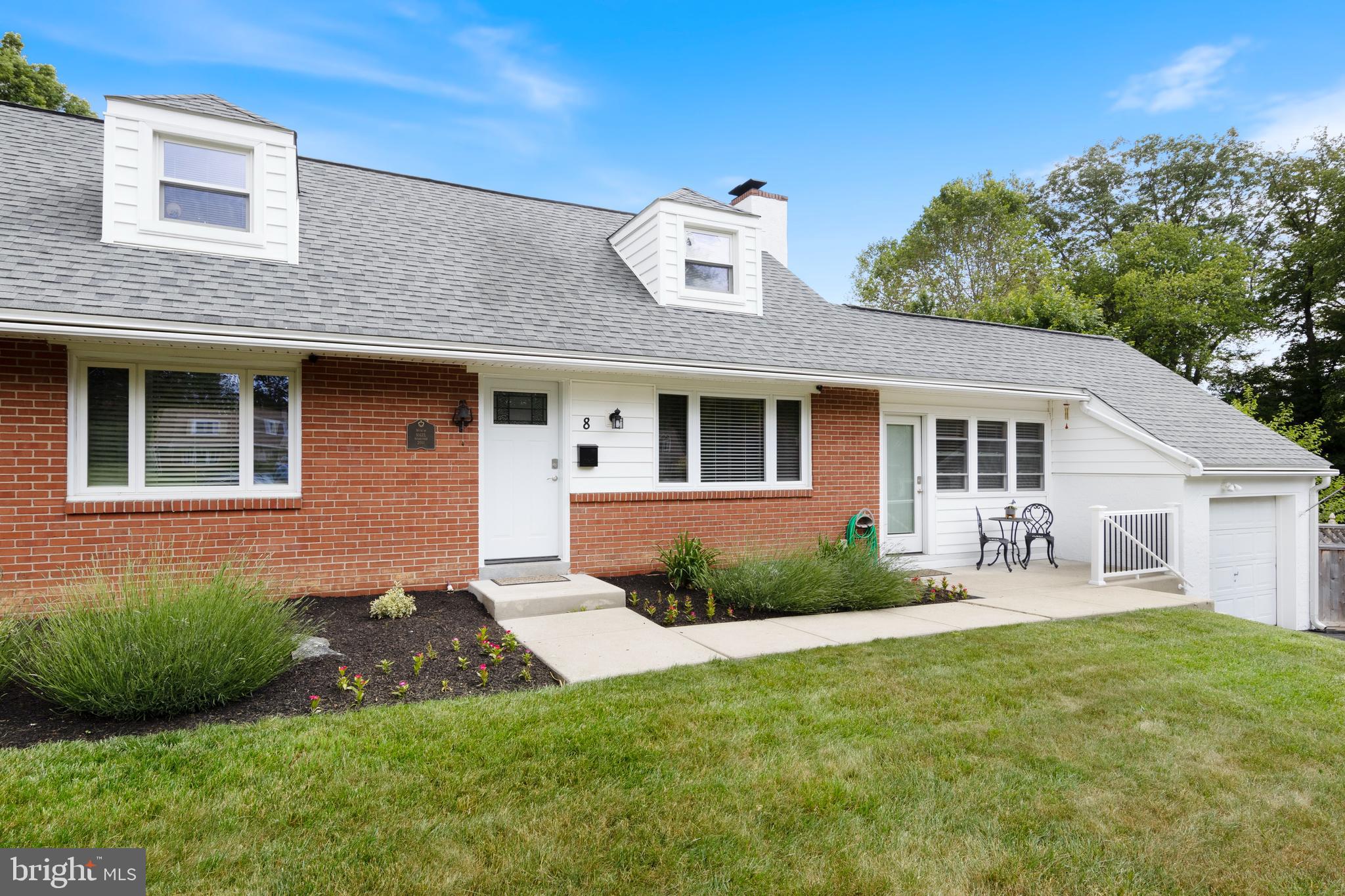 8 Leslie Lane Wallingford, PA 19086 - Photo 2 of 34 Front Exterior with side patio