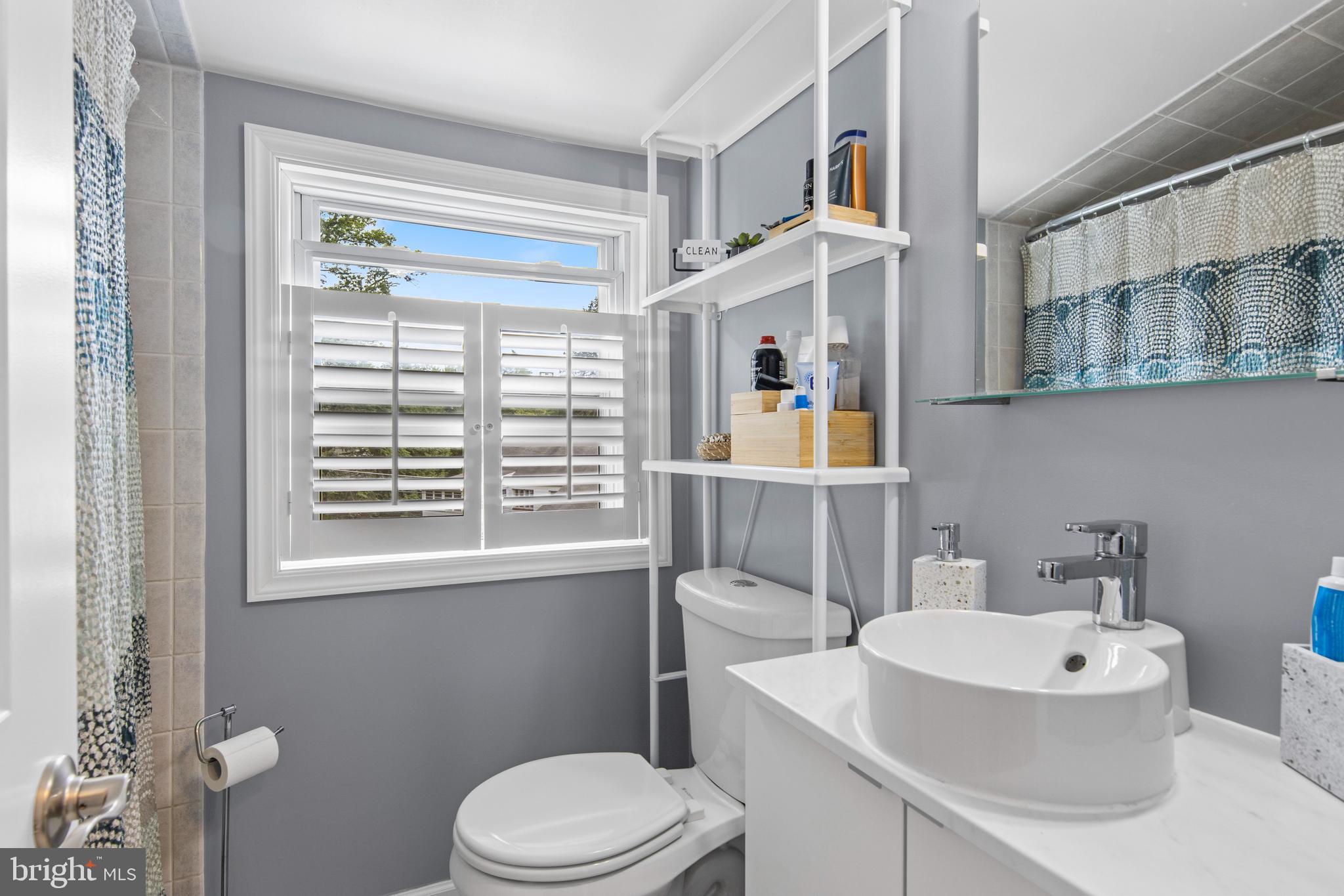 8 Leslie Lane Wallingford, PA 19086 - Photo 23 of 34 2nd Floor Bathroom