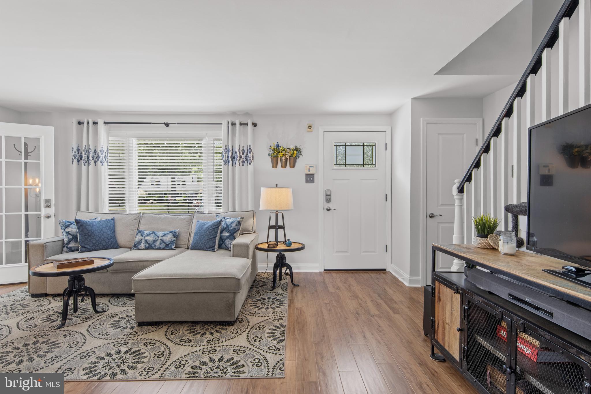 8 Leslie Lane Wallingford, PA 19086 - Photo 3 of 34 Living Room
