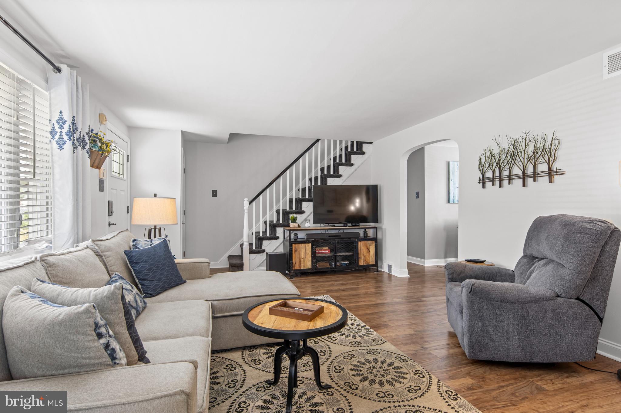 8 Leslie Lane Wallingford, PA 19086 - Photo 4 of 34 Living Room