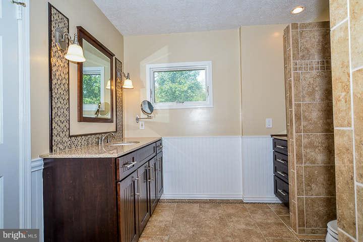 13512 Granite Rock Drive Chantilly, VA 20151 - Photo 22 of 30 Bath (Master)