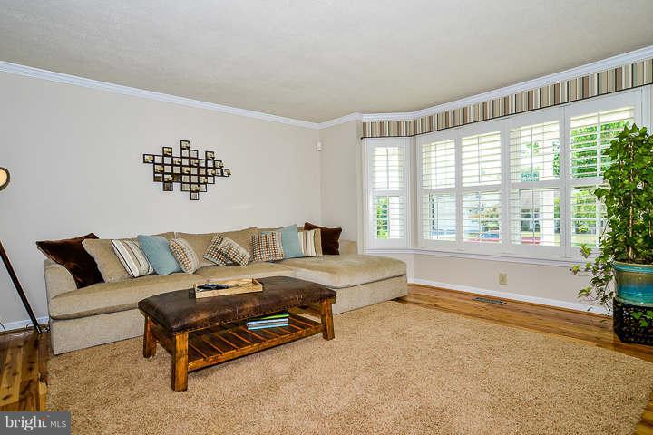 13512 Granite Rock Drive Chantilly, VA 20151 - Photo 5 of 30 Living Room