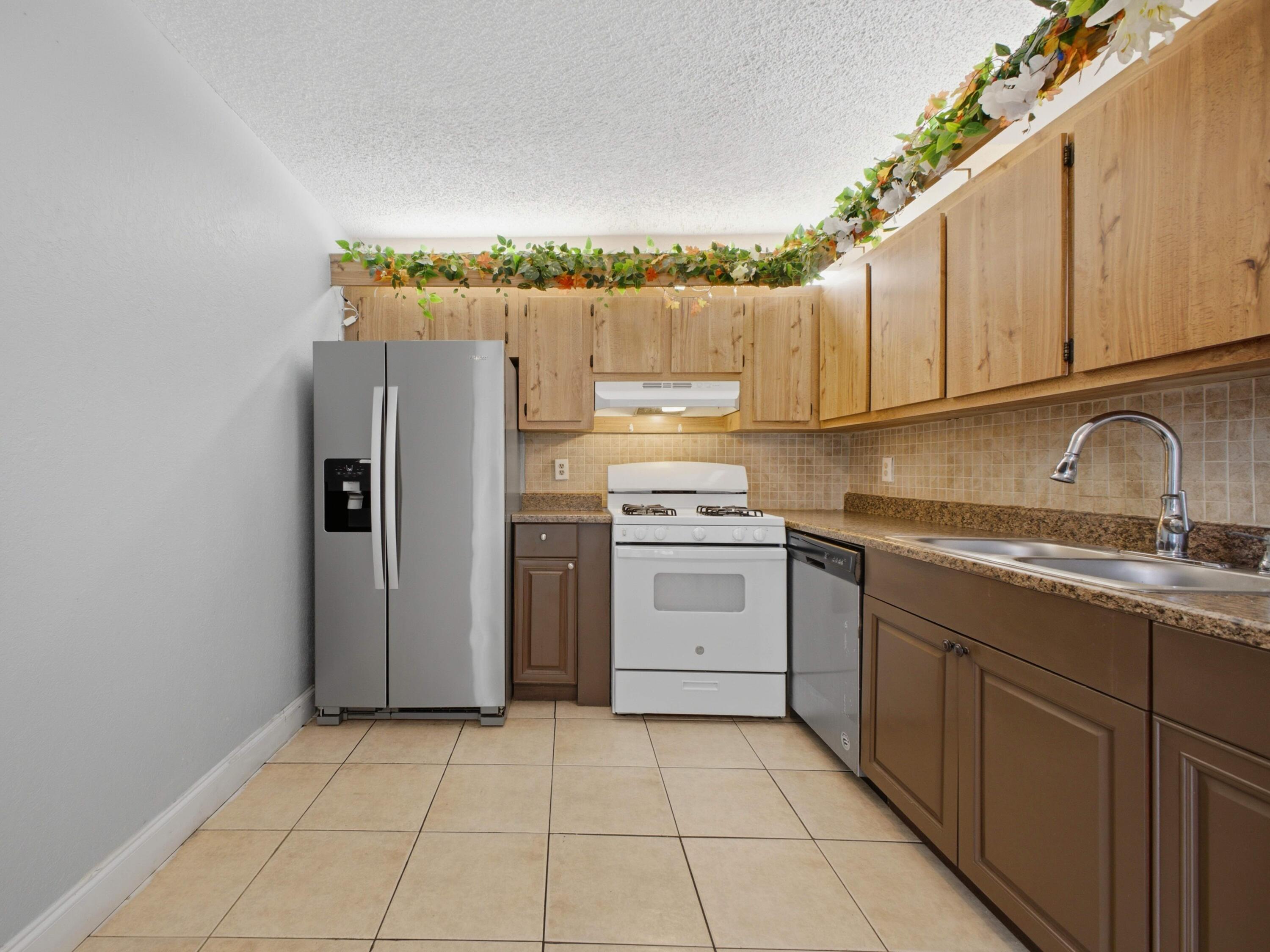 105 Woodland Road Palm Springs, FL 33461 - Photo 17 of 44 Kitchen