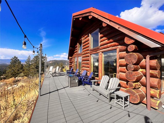 a view of sitting area with a street view