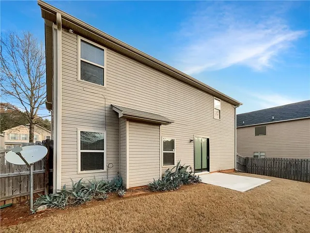 a view of backyard of the house