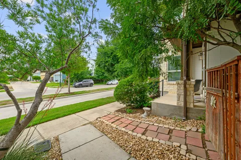 a view of a back yard