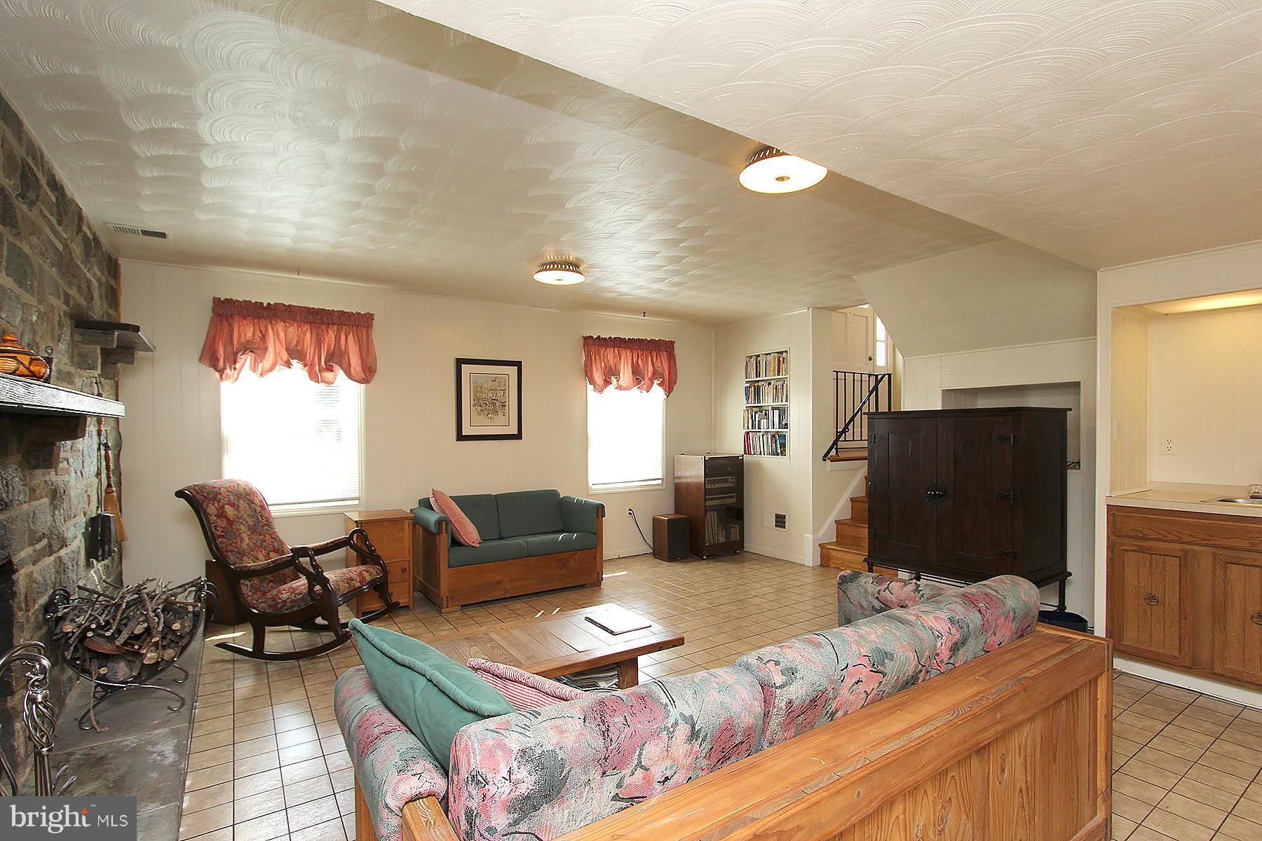 19204 Treadway Road Brookeville, MD 20833 - Photo 23 of 29 Family Room w/ more built-ins