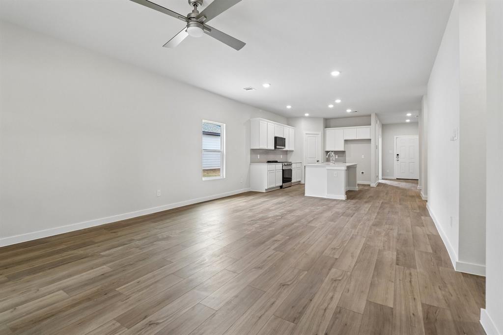359 Declan Street Springtown, TX 76082 - Photo 6 of 38
