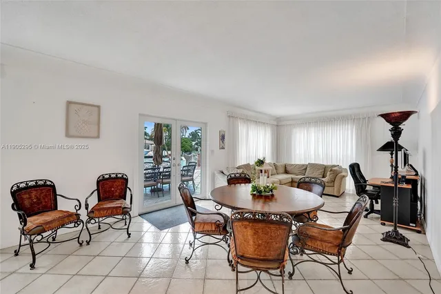 a view of a livingroom with furniture and a livingroom