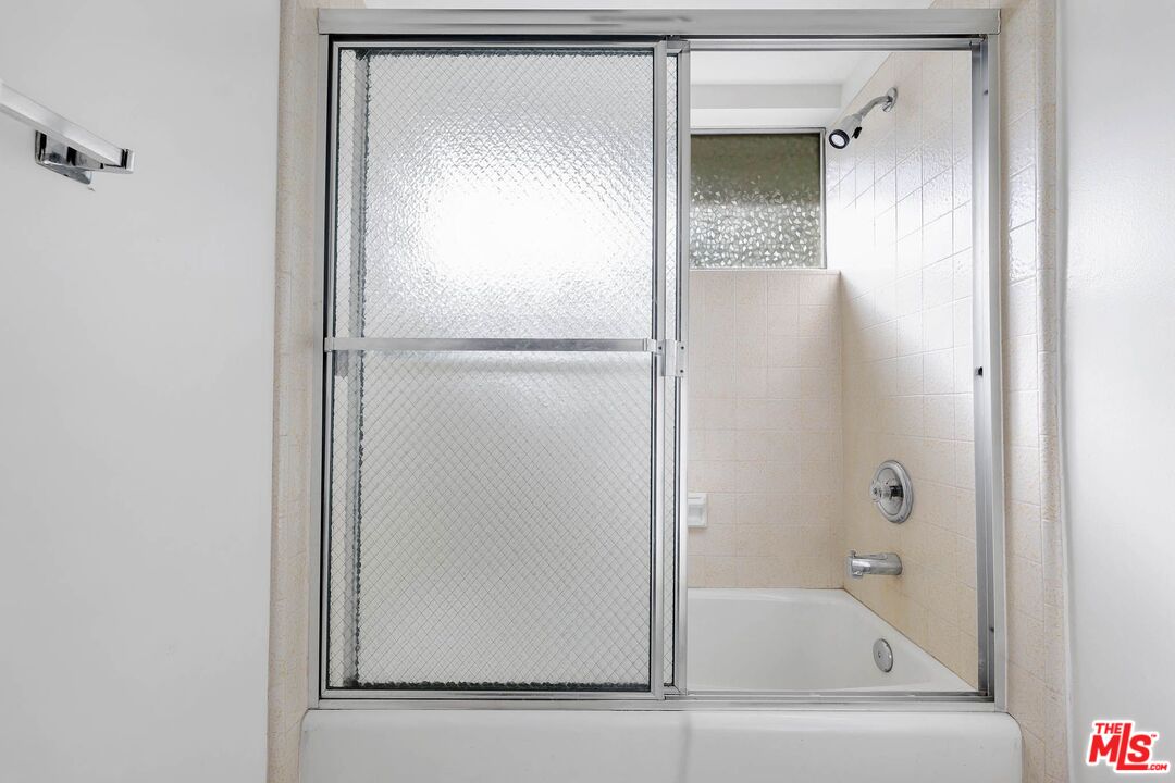 2050 Glentree Drive Lomita, CA 90717 - Photo 22 of 36 a bathroom with a bathtub