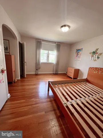 a view of entryway with furniture