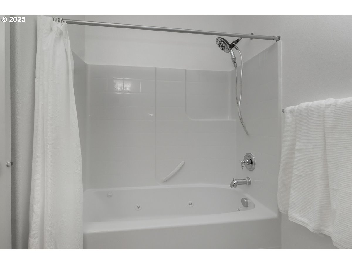 1180 Southwest 170th Avenue, Unit 100 Beaverton, OR 97003 - Photo 23 of 32 a bathroom with a bathtub