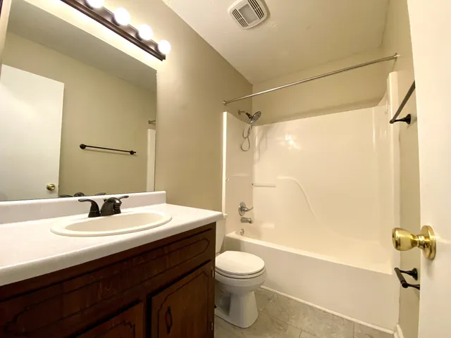 $1,300 | 701 Carbondale Drive, Oak Grove, KY 42262