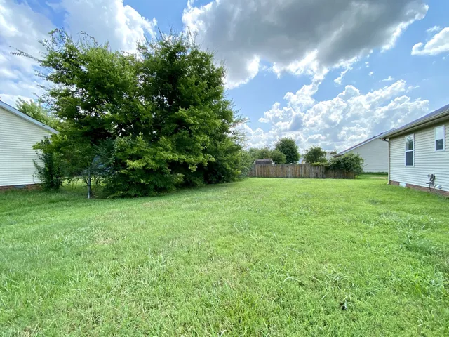 $1,300 | 701 Carbondale Drive, Oak Grove, KY 42262