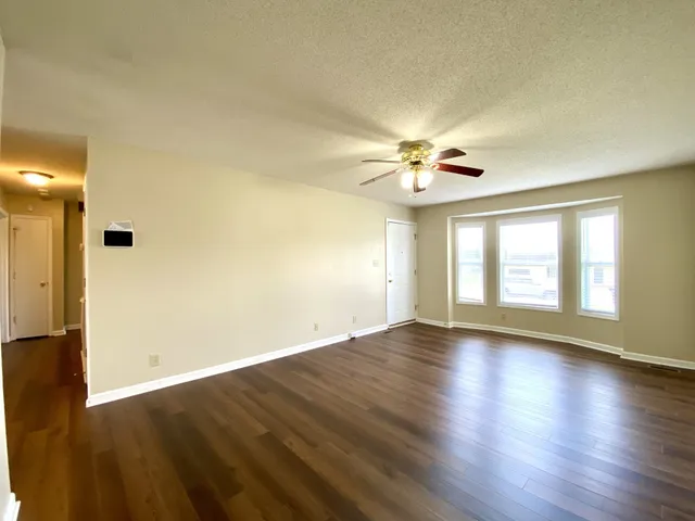 $1,300 | 701 Carbondale Drive, Oak Grove, KY 42262