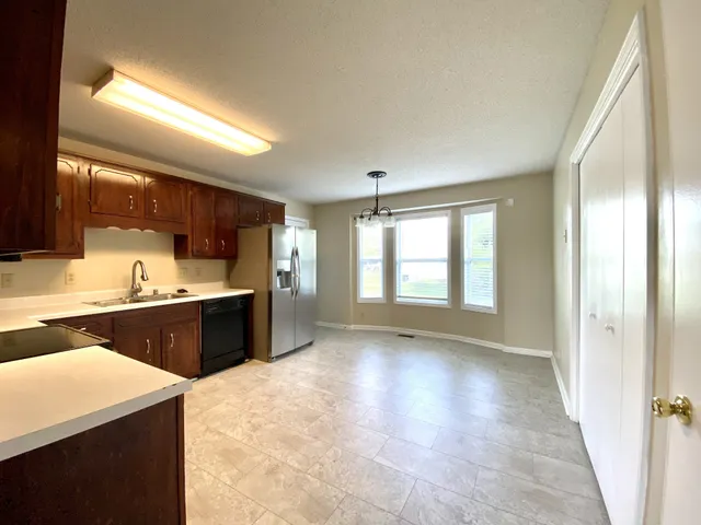 $1,300 | 701 Carbondale Drive, Oak Grove, KY 42262