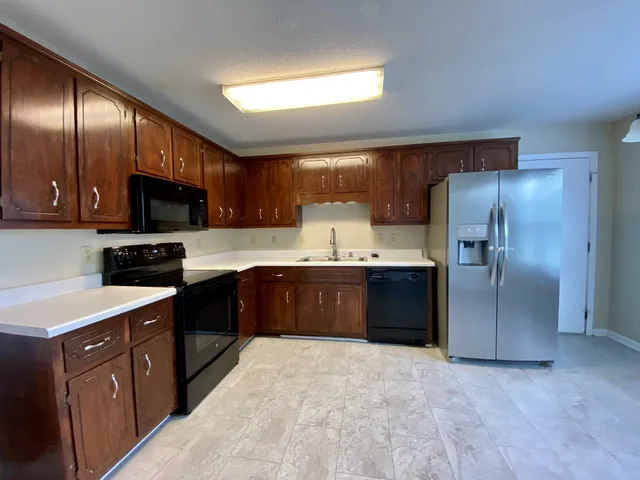 $1,300 | 701 Carbondale Drive, Oak Grove, KY 42262