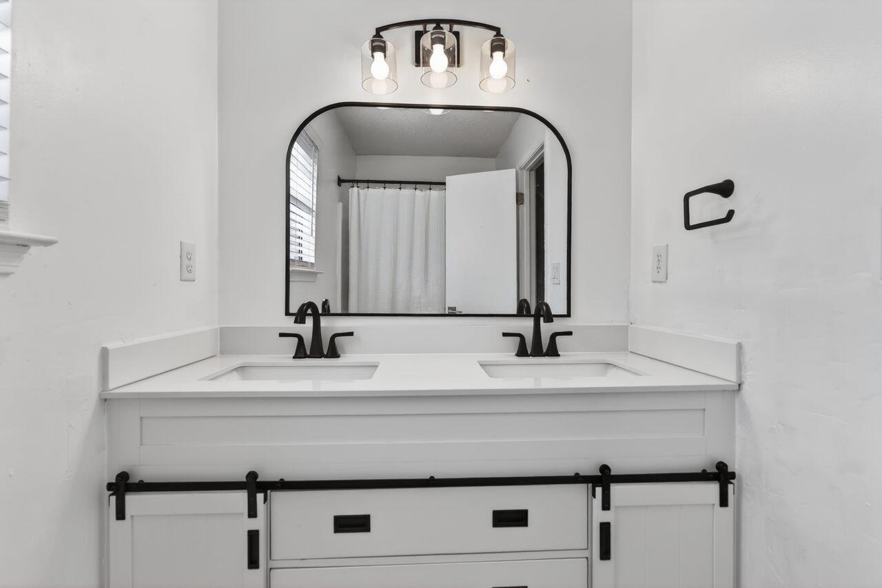 121 Campbell Street Crestview, FL 32536 - Photo 31 of 45 Primary bath vanity