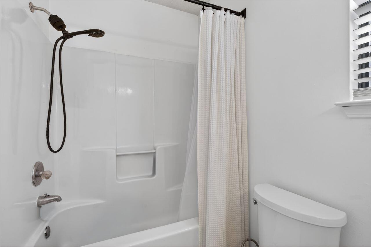 121 Campbell Street Crestview, FL 32536 - Photo 32 of 45 Primary bath shower-tub combo