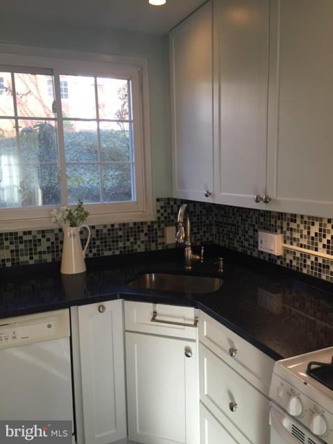 3213 Gunston Road, Unit 3213 Alexandria, VA 22302 - Photo 11 of 28 Kitchen