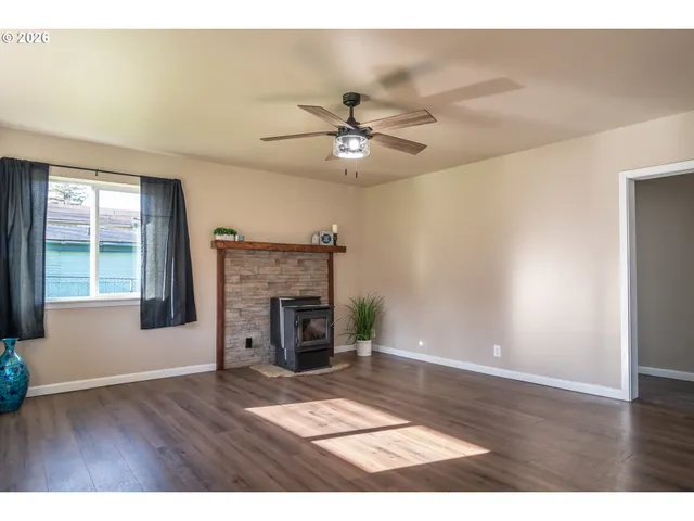 $268,000 | 430 Southeast Carroll Street, Winston, OR 97496