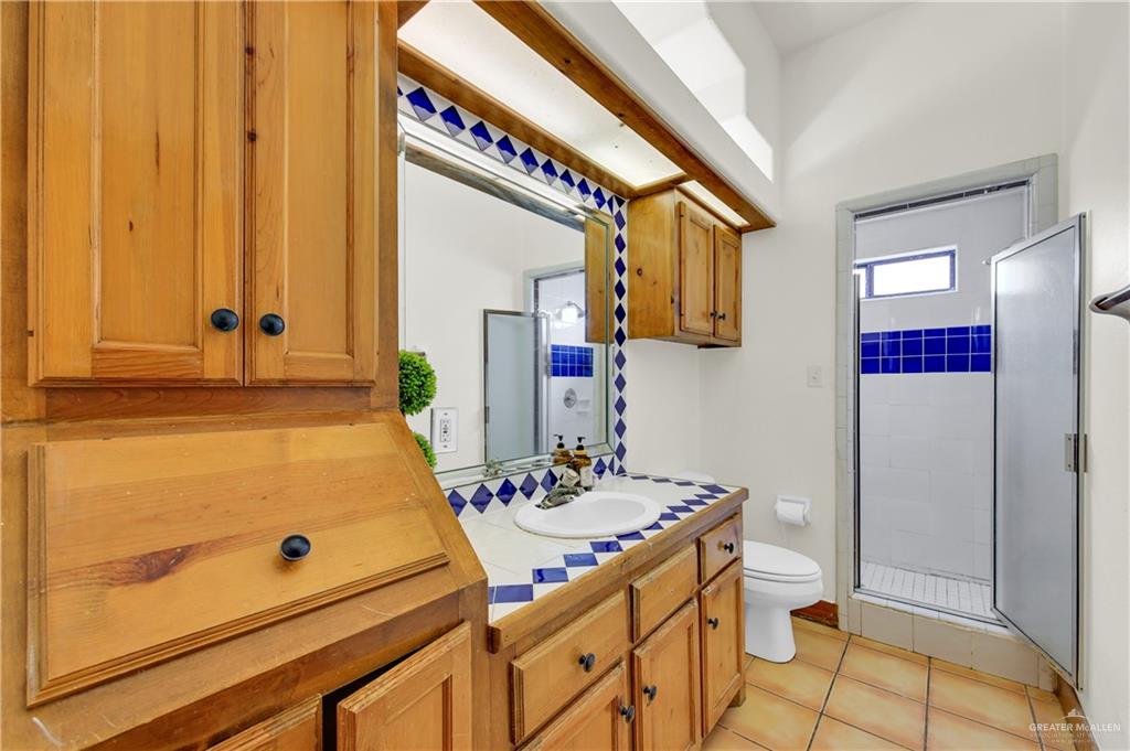 2701 Easy Street Edinburg, TX 78539 - Photo 11 of 22 a bathroom with a sink and a mirror