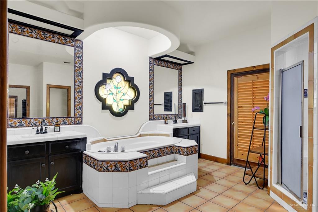 2701 Easy Street Edinburg, TX 78539 - Photo 15 of 22 a bathroom with a sink a mirror and a bathtub