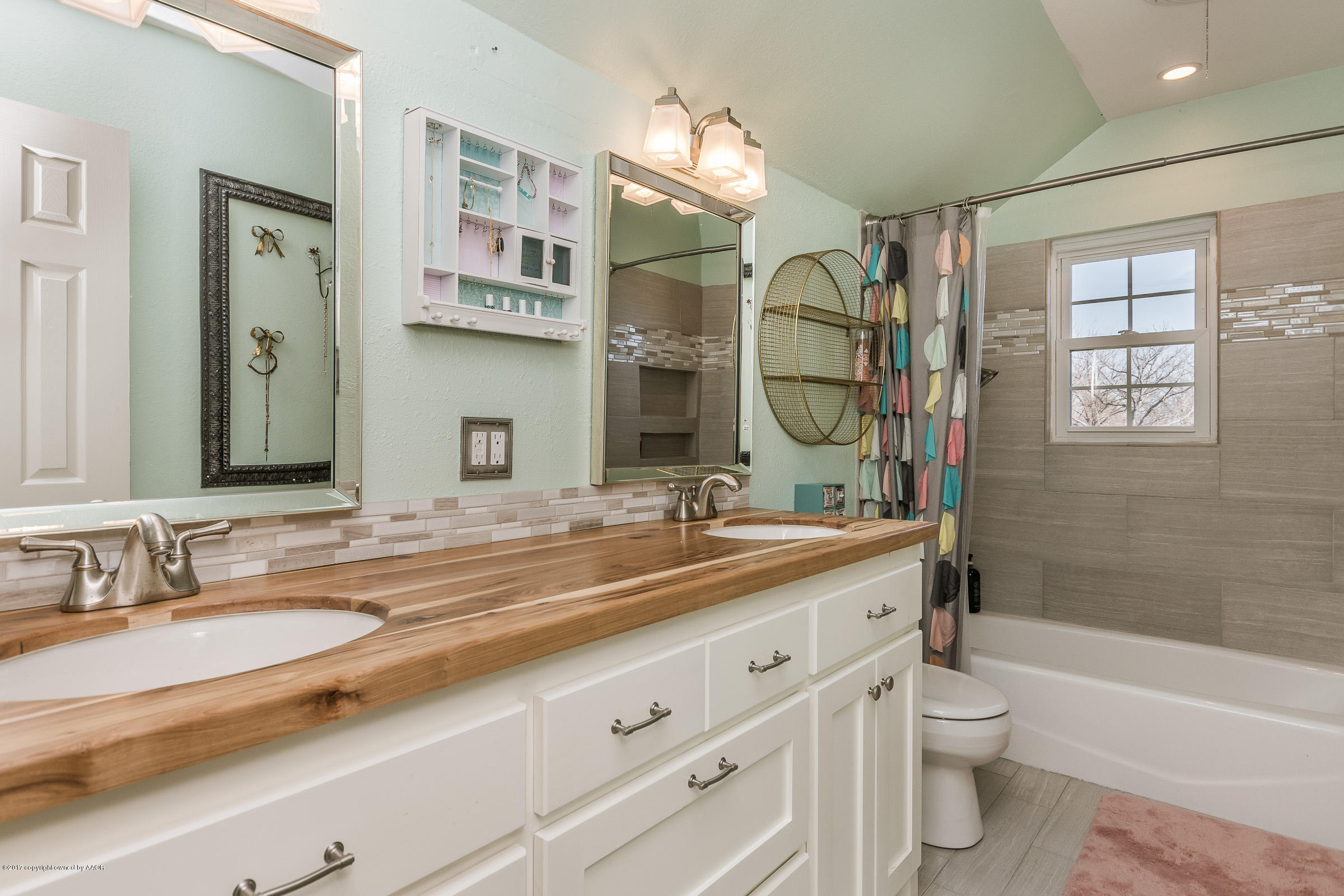 6108 Jameson Road Amarillo, TX 79106 - Photo 22 of 28 Upstairs Bathroom_