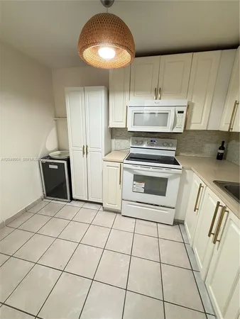 $1,600 | 2025 Northeast 164th Street, Unit 318, North Miami Beach, FL 33162