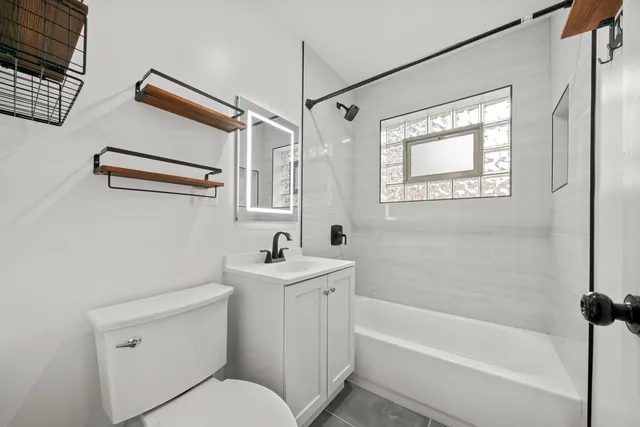 $2,000 | 10537 Austin Avenue, Unit 2, Chicago Ridge, IL 60415