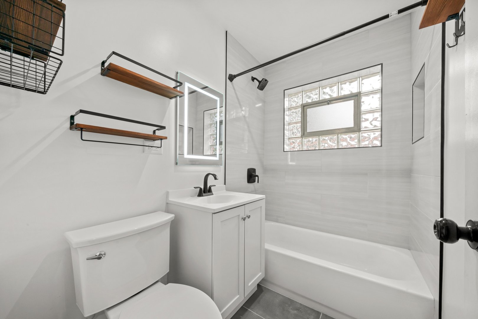 10537 Austin Avenue, Unit 2 Chicago Ridge, IL 60415 - Photo 17 of 19 a bathroom with a toilet a sink and bathtub