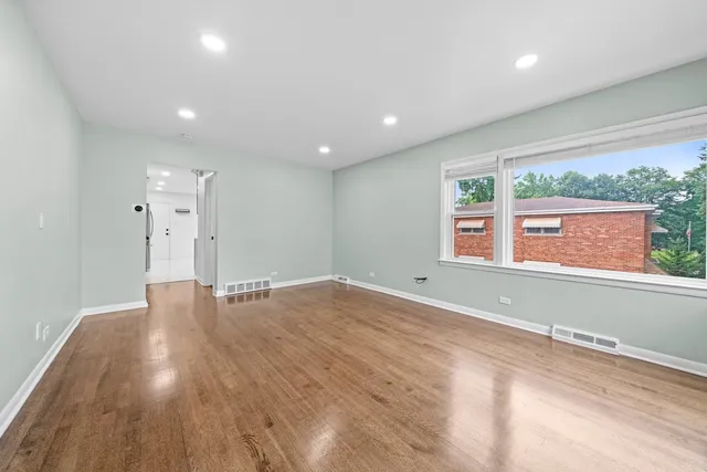 $2,000 | 10537 Austin Avenue, Unit 2, Chicago Ridge, IL 60415