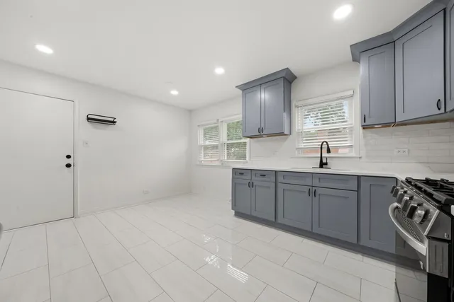 $2,000 | 10537 Austin Avenue, Unit 2, Chicago Ridge, IL 60415