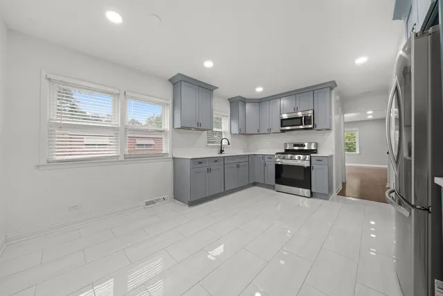 $2,000 | 10537 Austin Avenue, Unit 2, Chicago Ridge, IL 60415