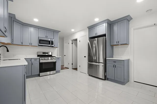 $2,000 | 10537 Austin Avenue, Unit 2, Chicago Ridge, IL 60415