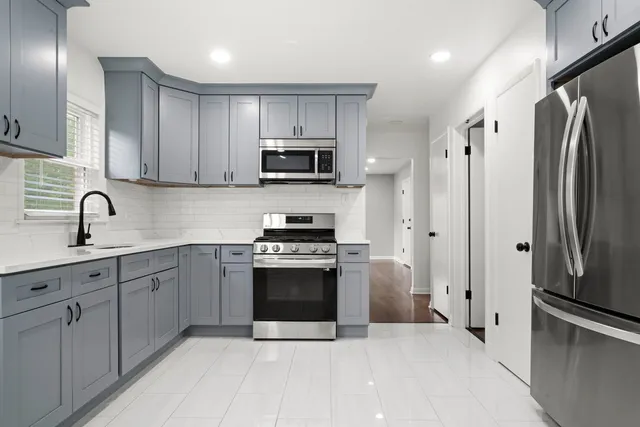 $2,000 | 10537 Austin Avenue, Unit 2, Chicago Ridge, IL 60415