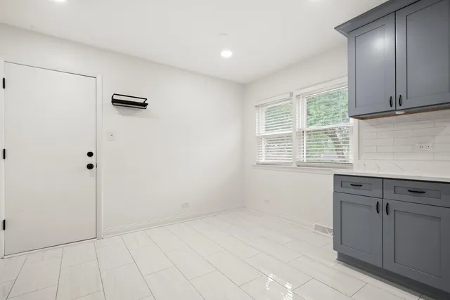 $2,000 | 10537 Austin Avenue, Unit 2, Chicago Ridge, IL 60415