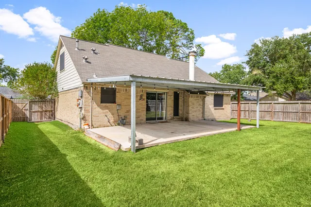 a view of a house with a backyard
