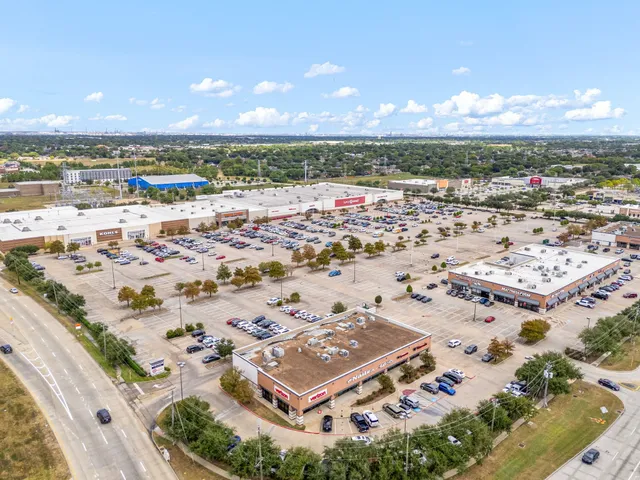 a view of a parking area
