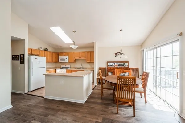 $350,000 | 634 Le Parc Circle, Unit 634, Buffalo Grove, IL 60089